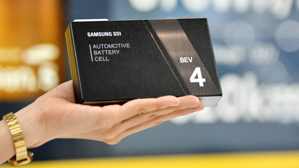 En person håller ett paket med Samsung S7 Edge. (AI text)