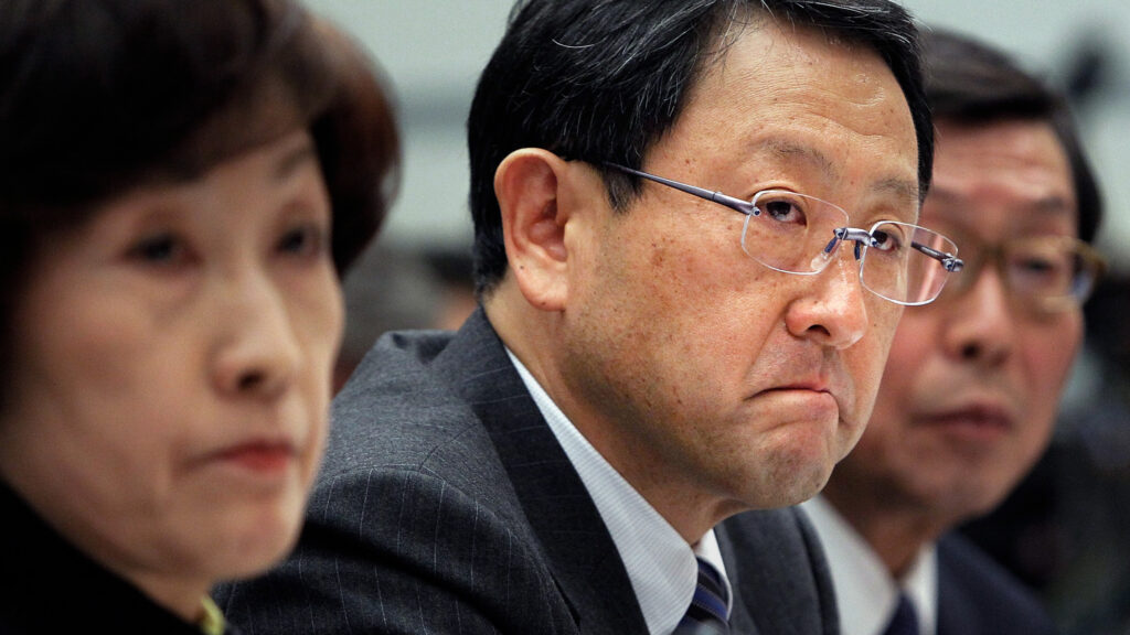 En grupp personer sittande vid ett bord (AI text)