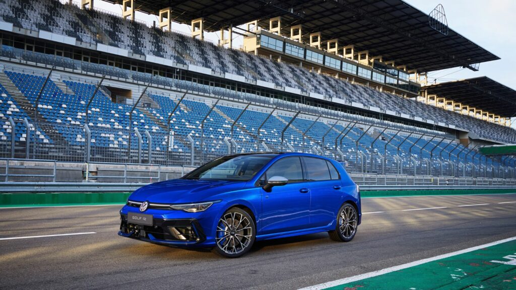 En blå Volkswagen Golf R GTI kör på en racerbana. (AI text)