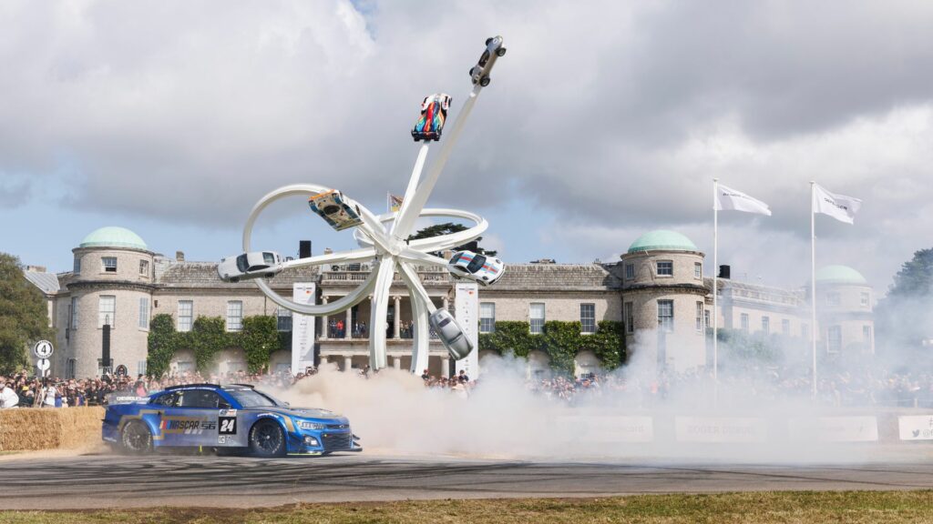 En bil kör runt en bana. (AI text)