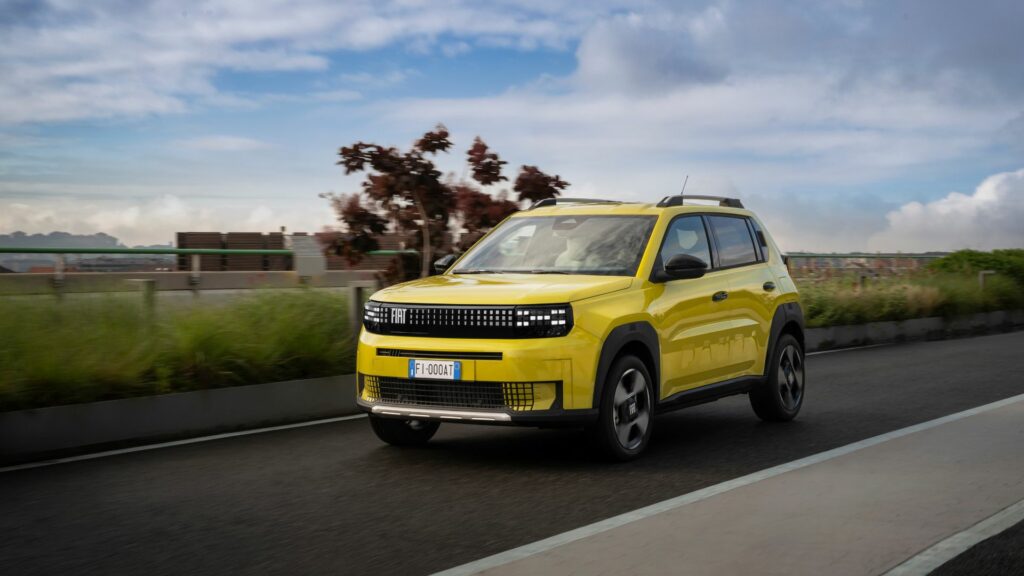 En gul Volkswagen-terrängbil kör längs en väg. (AI text)