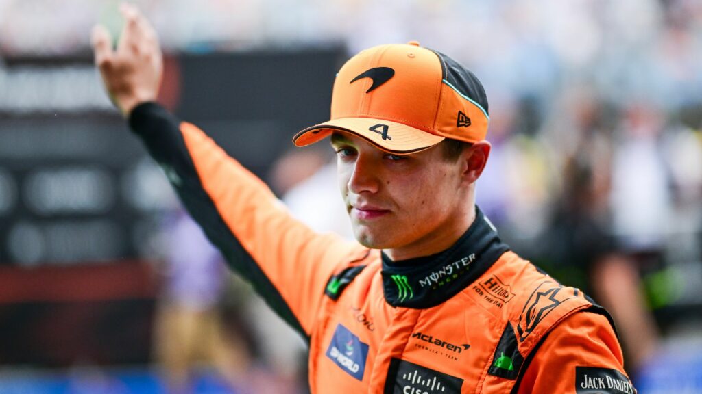 en racer vinkar åt publiken på Formel 1-loppet (AI text)