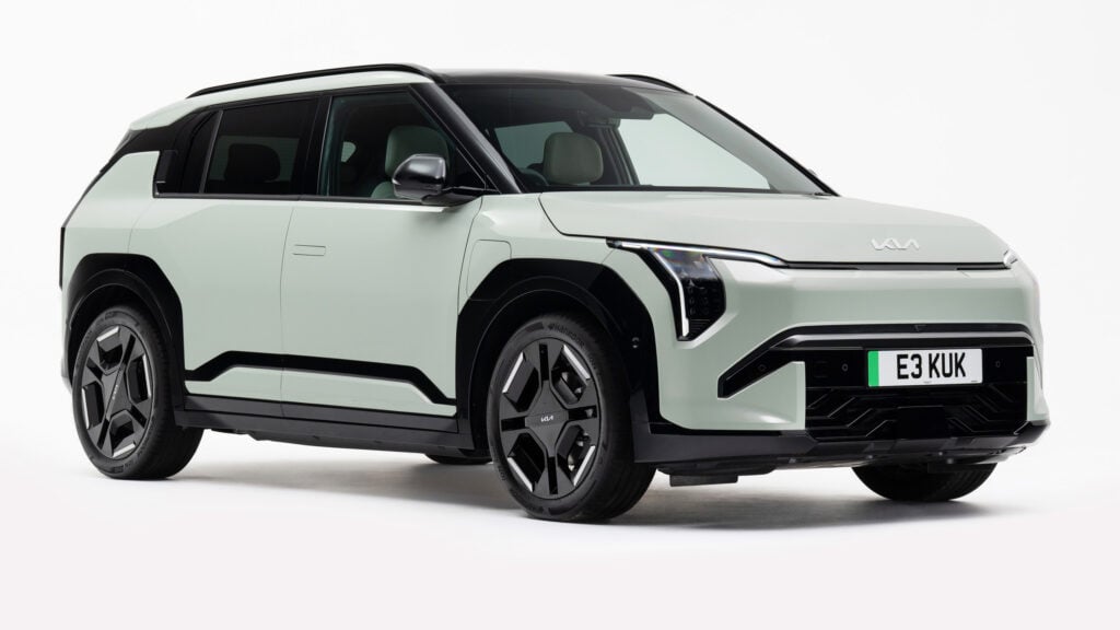 En grön elbil-SUV i en studioscen. (AI text)