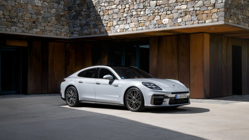 Porsche Panamera parkerad framför ett hus. (AI text)