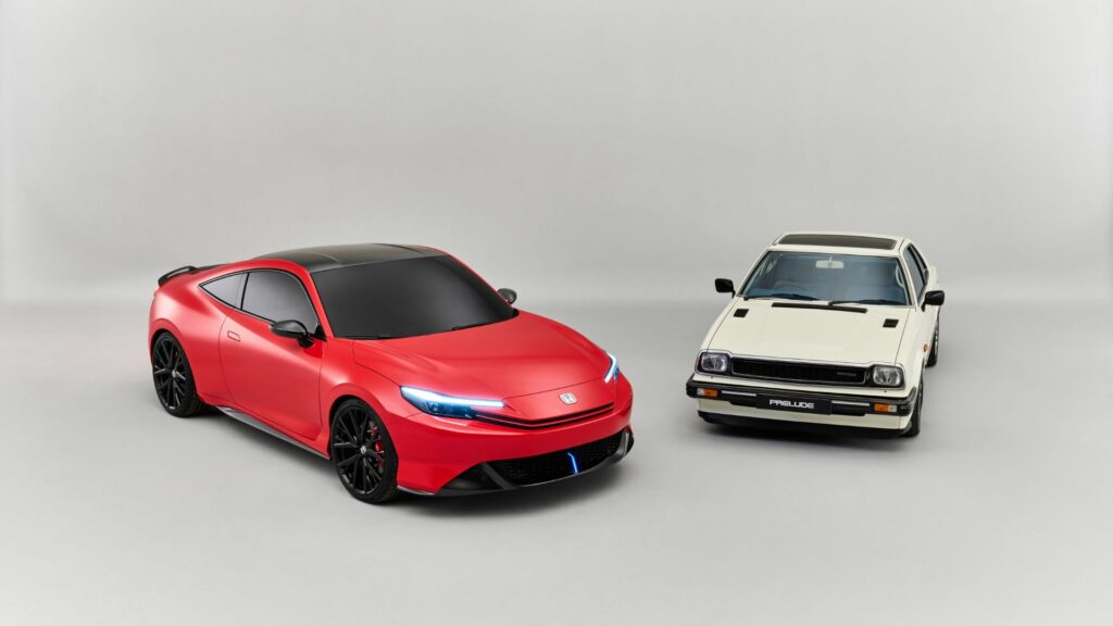 En röd och vit bil bredvid en vit bil. (AI text)