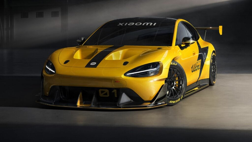 En gul racerbil i en garage. (AI text)