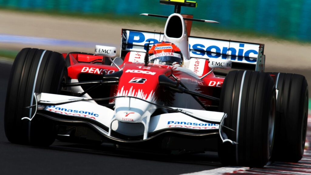 En racerbil kör nerför en bana. (AI text)