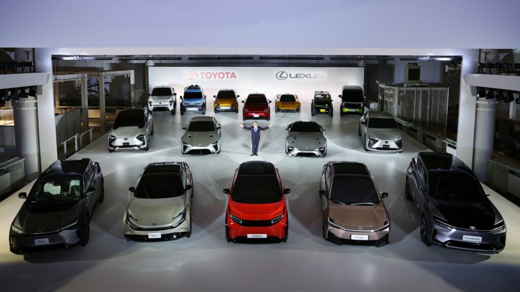 En Toyota Prius parkerad i en utställningslokal. (AI text)