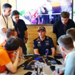 En grupp personer samlades runt ett bord. (AI text)