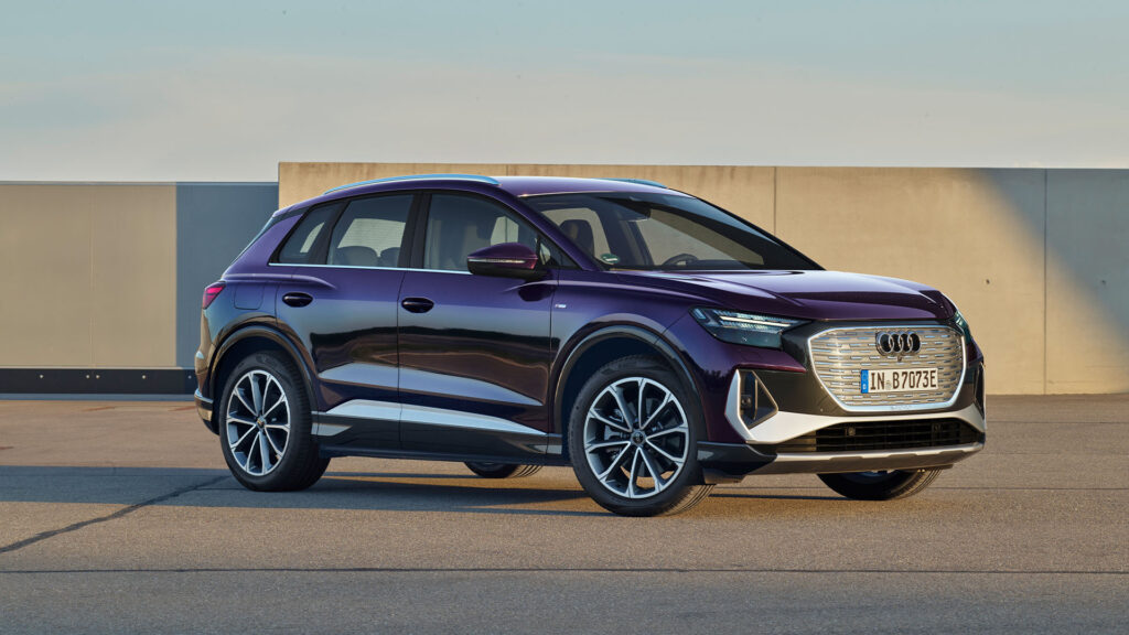 En Audi Q3 står parkerad framför ett byggnad. (AI text)