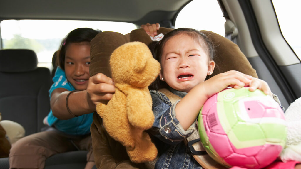 En familj i en bil med barn i baksätet. (AI text)