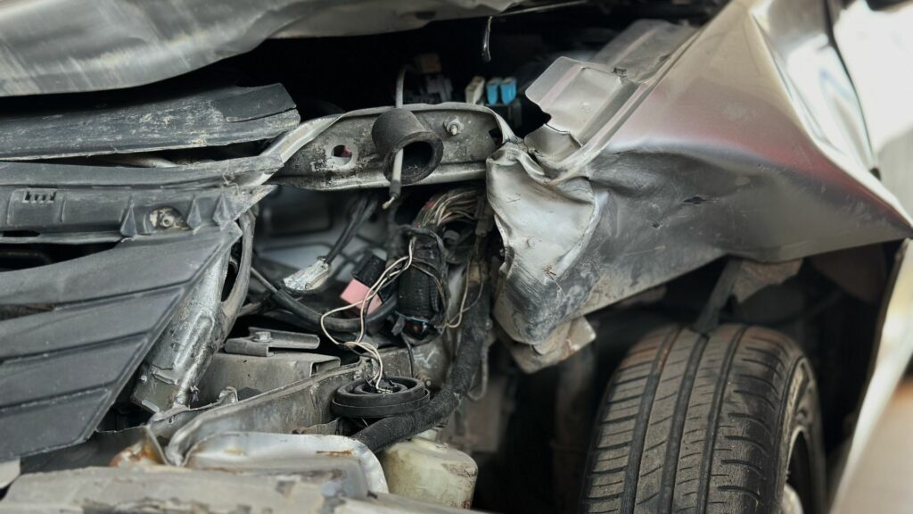 En bil repareras efter en kollision. (AI text)