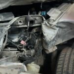 En bil repareras efter en kollision. (AI text)