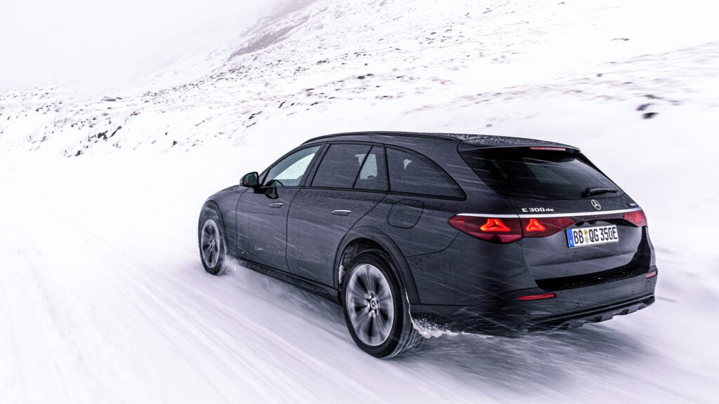 Svart Mercedes-Benz E300 de All-Terrain snett bakifrån på snöig väg.