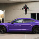 En Porsche Cayman GTS parkerad framför ett byggnad. (AI text)