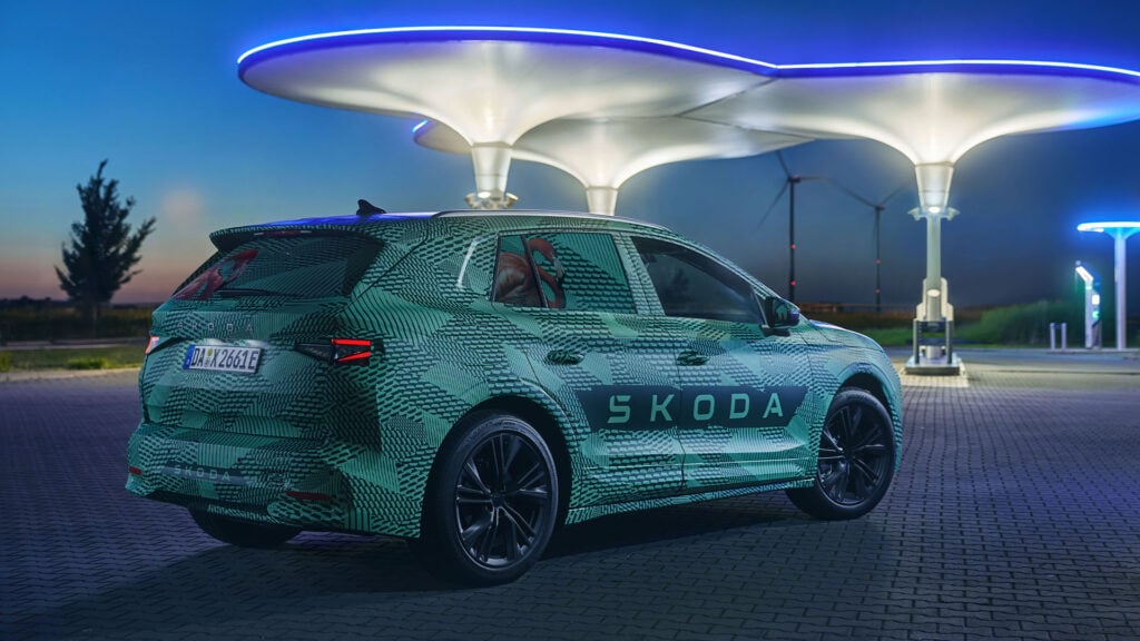 En bil står parkerad framför en bensinstation. (AI text)