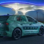 En bil står parkerad framför en bensinstation. (AI text)