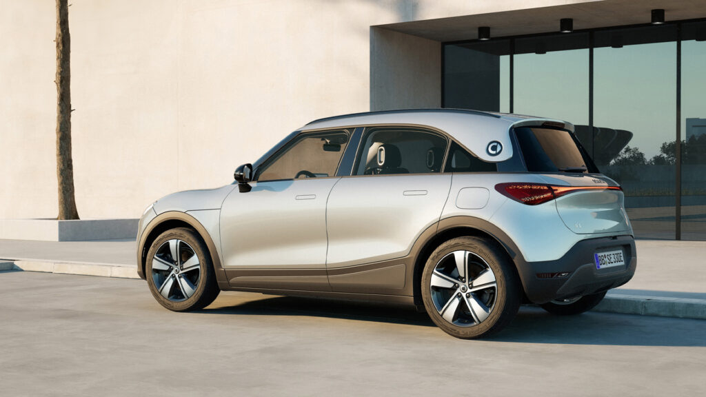 BMW I3 står parkerad framför ett byggnad. (AI text)