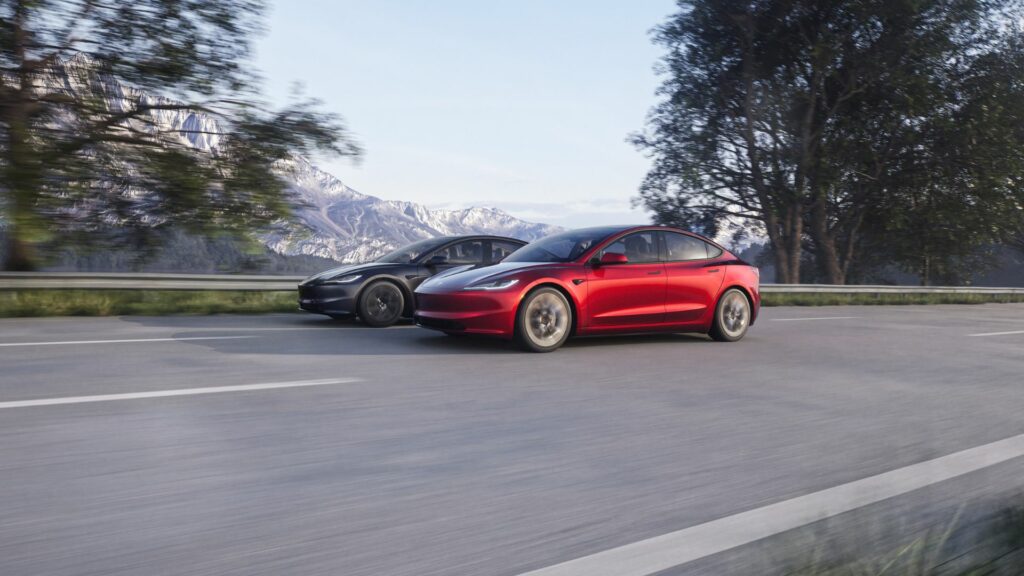 Tesla Model 3 kör på en bergsväg. (AI text)