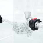 En bil visas i en glasgarage. (AI text)