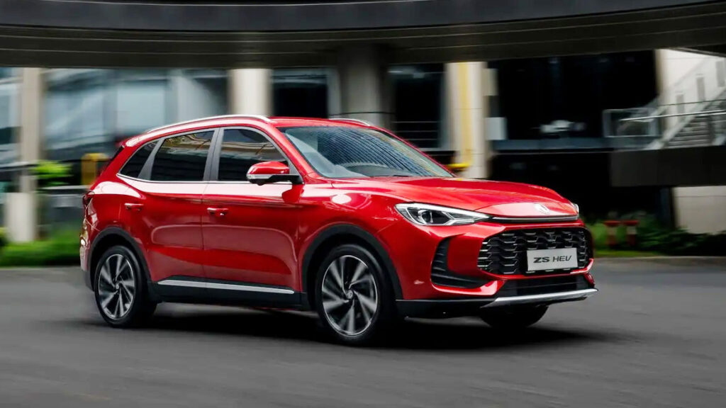 Den röda Hyundai Tucson kör nerför gatan. (AI text)