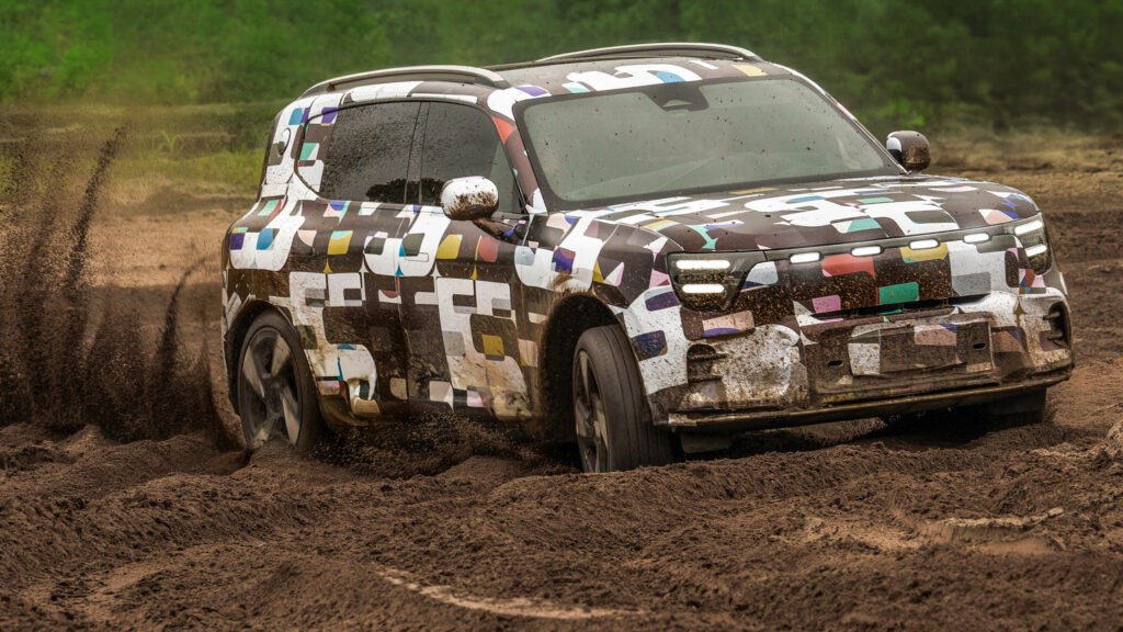 en SUV kör genom en blöt åker (AI text)