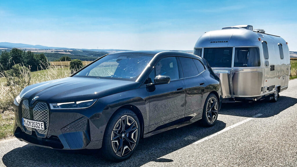 BMW i3 och BMW i8 är två elektrifierade bilar från BMW som skiljer sig åt i flera avseenden. Medan BMW i3 är en kompaktt citybil med ett batteripaket i väntskålen, är BMW i8 en sportig hybriddesign med en kombinerad batteri- och kompressordriven elmotor. I3 är en ren elbil, medan i8 har en liten bensinmotor för att komplettera elmotorn vid högre hastigheter. De båda bilarna erbjuder unik design, effektiv energianvändning och en spännande framtid för eldrift. (AI text)