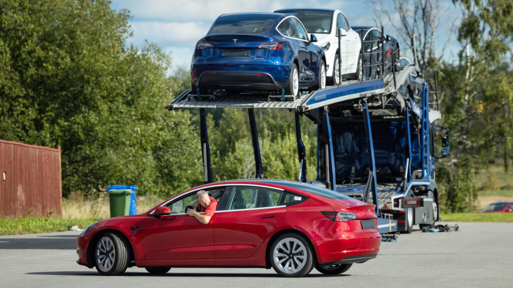 En Tesla Model S parkerad på en flakbil. (AI text)