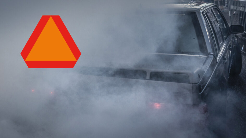 En bil med rök som kommer ut ifrån den (AI text)