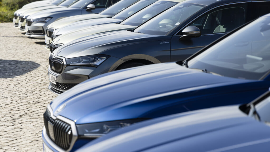 en rad parkerade bilar på en parkeringsplats (AI text)