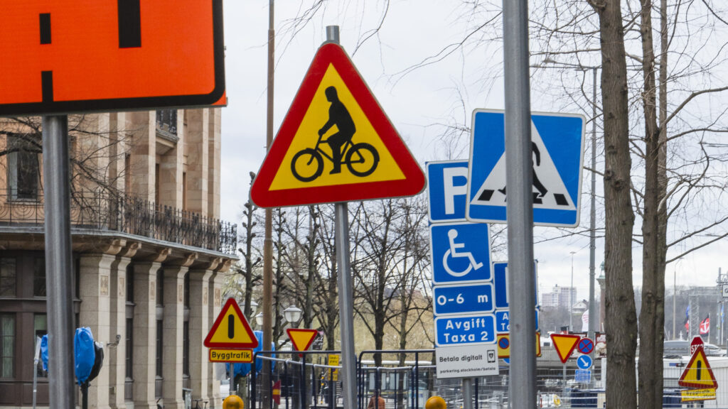 En gata med många olika skyltar (AI text)