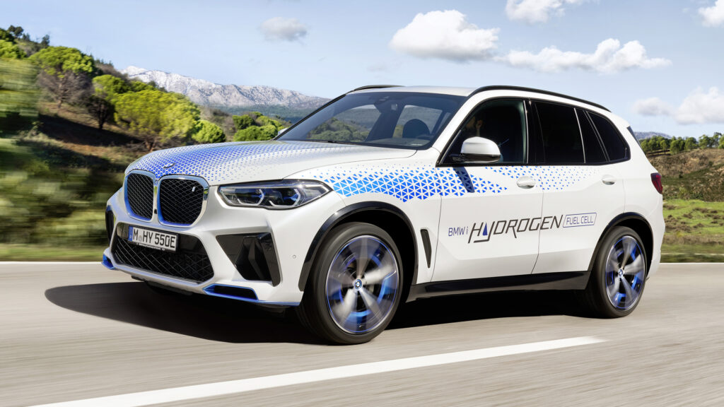 BMW X3 eDrive-konceptet kör på en landsväg. (AI text)