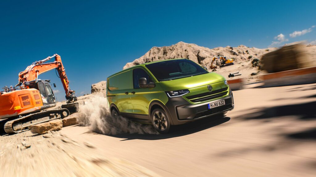 En grön Volkswagen T4-van kör på en grusväg. (AI text)