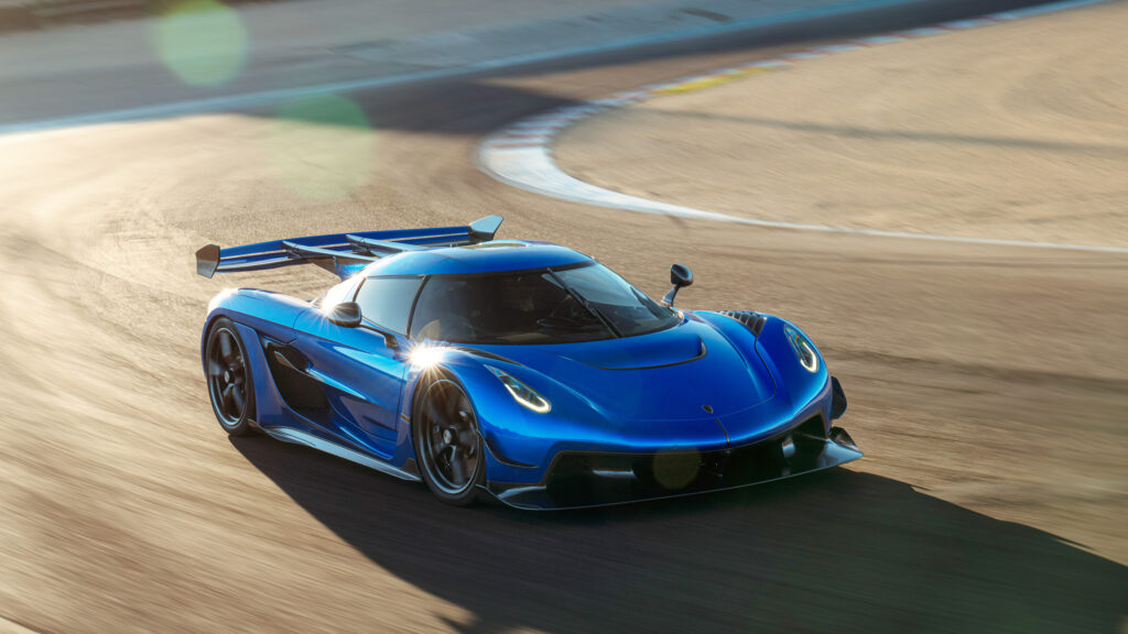En blå sportbil kör på en bana. (AI text)