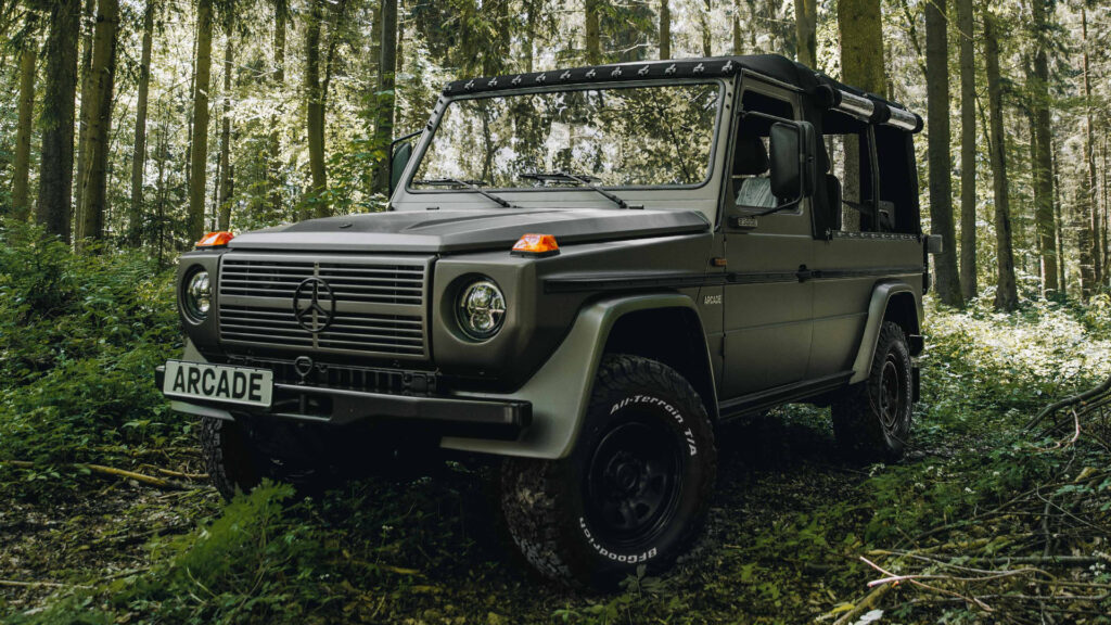 Mercedes G 63 parkerad i skogen (AI text)