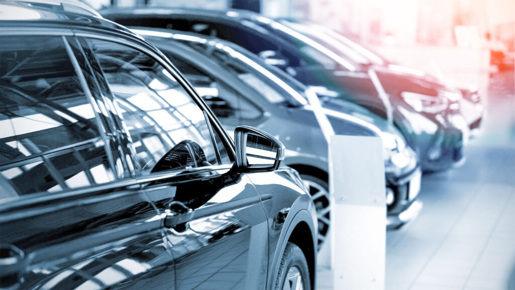 En bilhandel med bilar parkerade i utställningslokalen. (AI text)