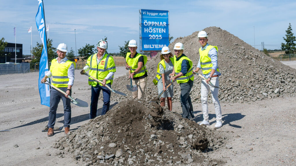 En grupp byggarbetare står framför en hög jord. (AI text)