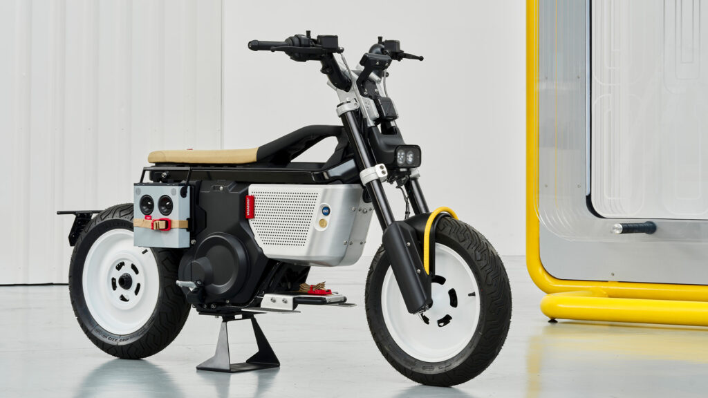 En motorcykel parkerad i en garage. (AI text)