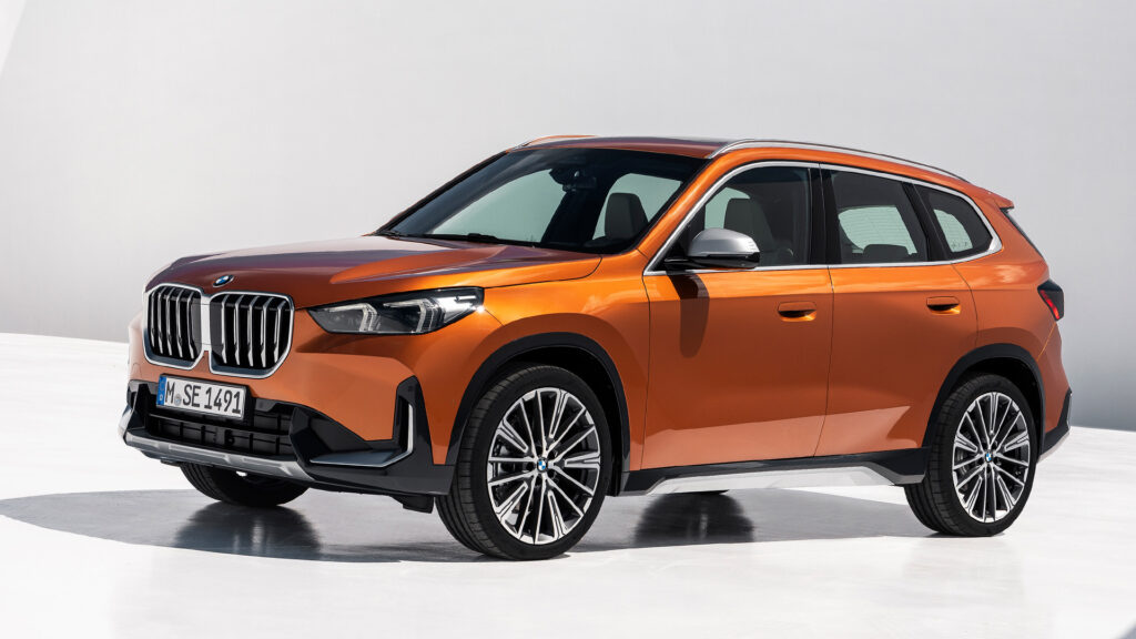 BMW X1 parkerad i vit studioscen (AI text)