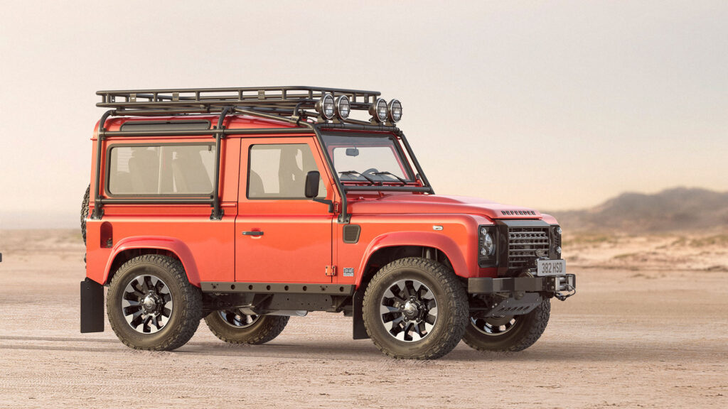 En Land Rover Defender parkerad på en strand. (AI text)