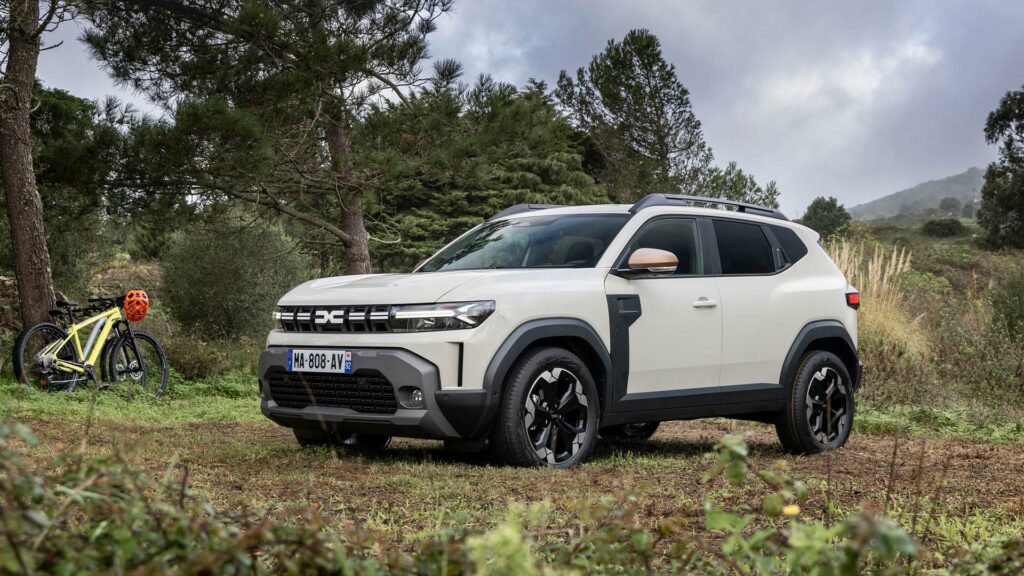 En vit SUV parkerad i skogen. (AI text)