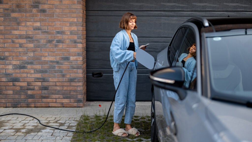 En kvinna laddar sin bil. (AI text)