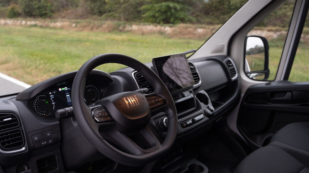 En van med ratt och instrumentbräda (AI text)