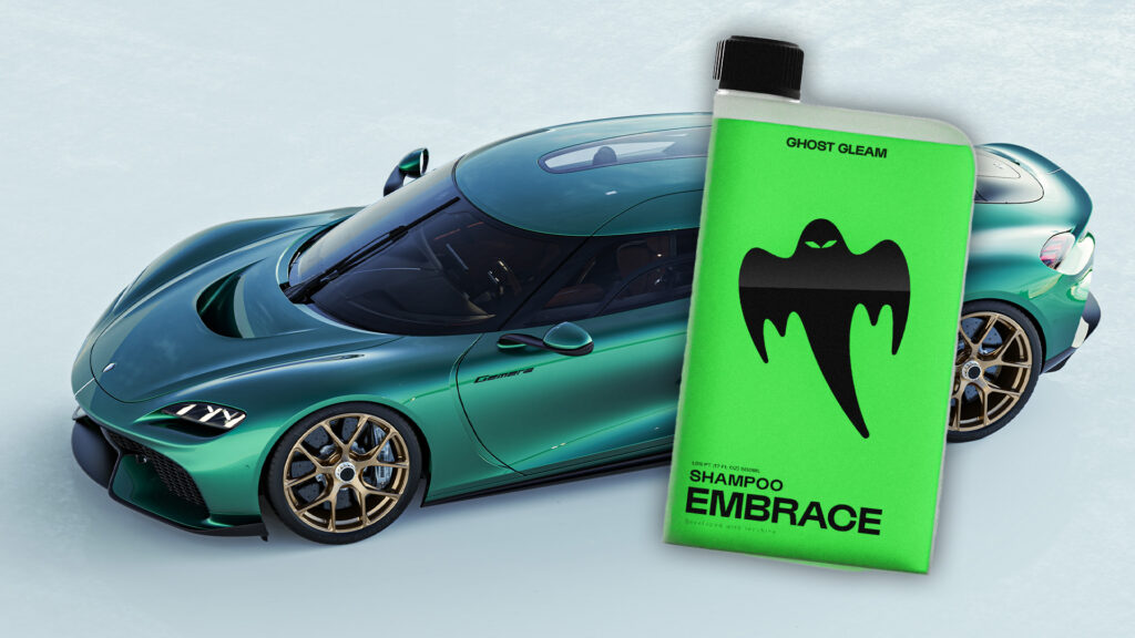 En grön sportbil med en flaska flytande vätska. (AI text)