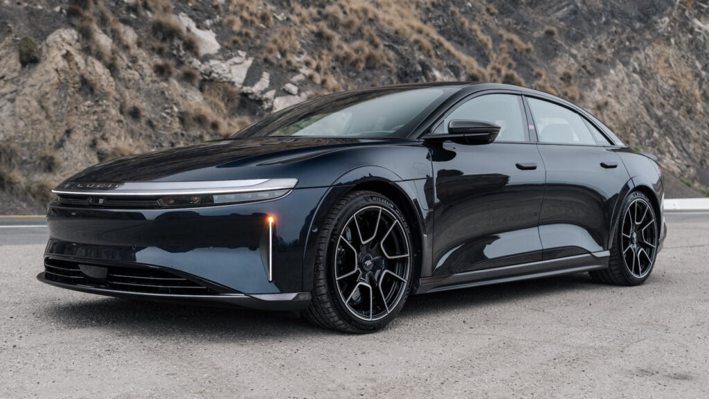 En svart Chrysler E-concept parkerad framför ett berg. (AI text)