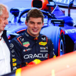 Personer står bredvid en Red Bull-racebil. (AI text)