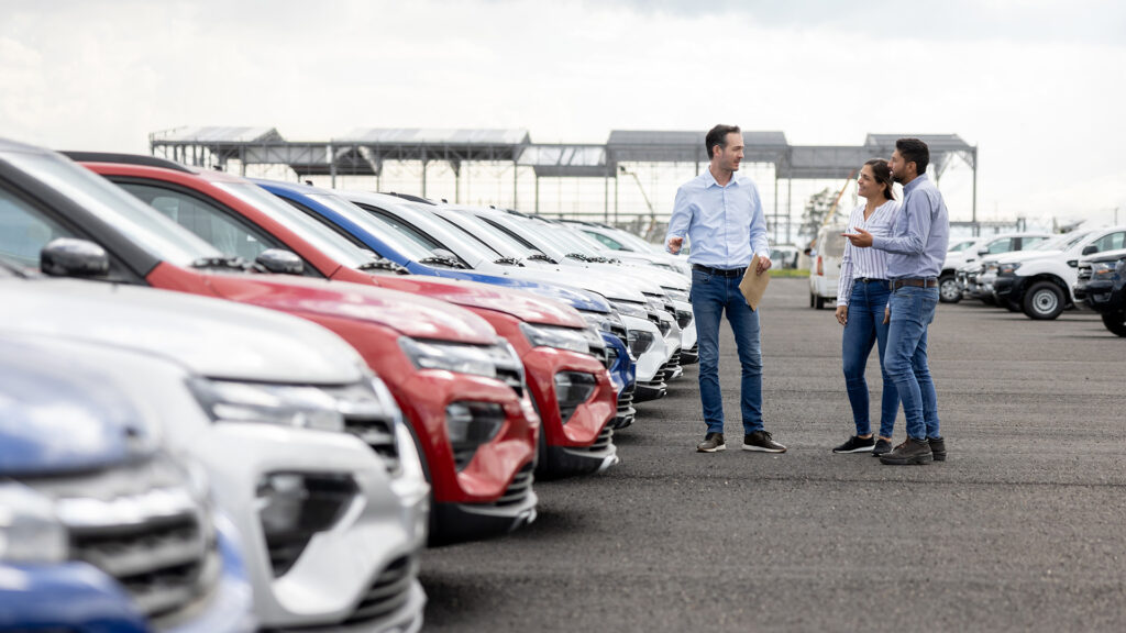 En grupp personer står i en parkeringsplats. (AI text)