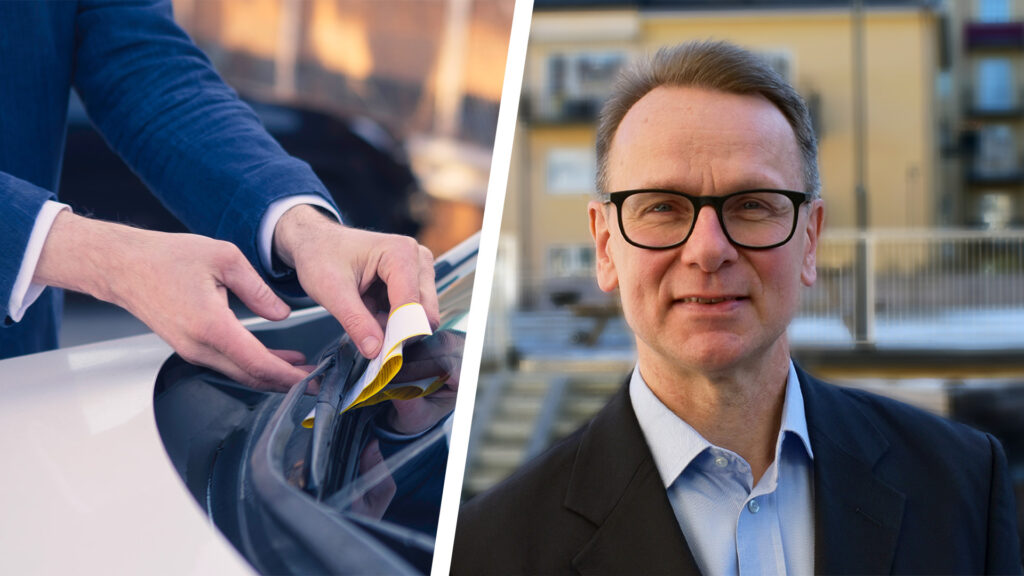 En man sätter en etikett på sin bil. (AI text)