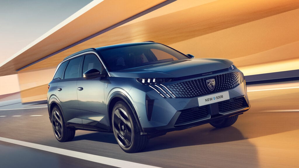 Den nya Peugeot 208 EV kör ner vägen. (AI text)