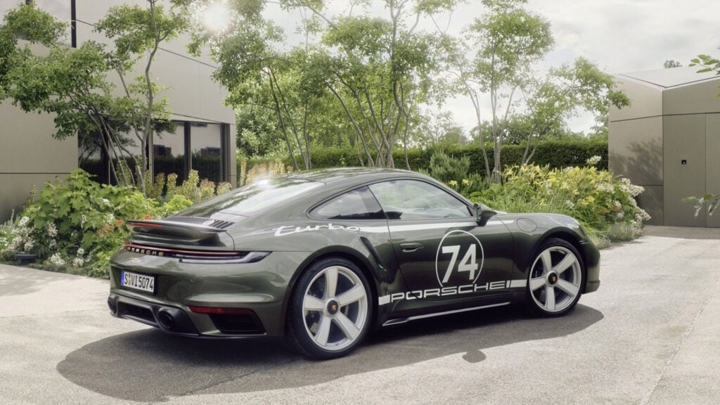 Porsche 911 GTS står parkerad framför ett hus. (AI text)